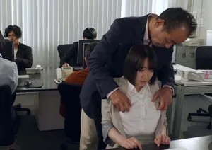 Em thực tập sinh Gen Z ngây thơ gặp phải lão sếp dê cụ Em thực tập sinh Gen Z ngây thơ gặp phải lão sếp dê cụ